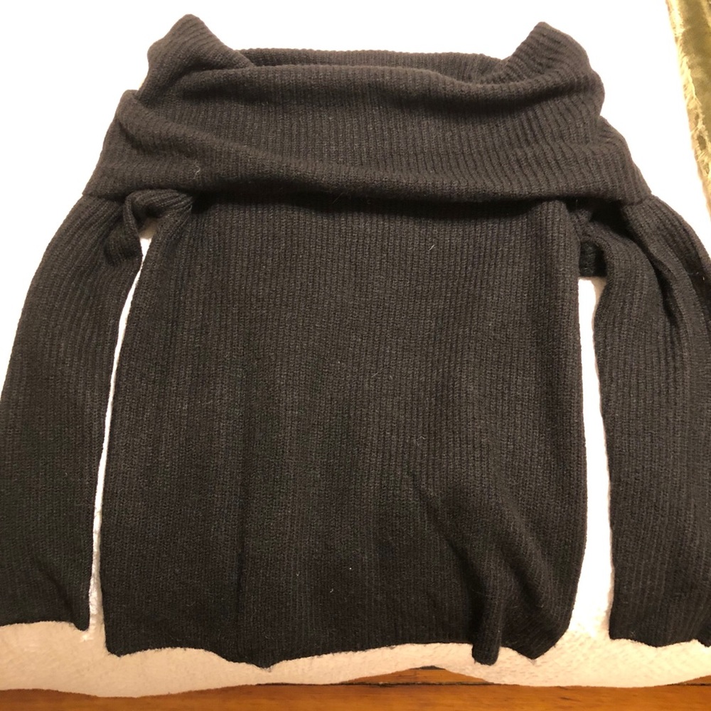 NWOT Women’s size M off the shoulder sweater